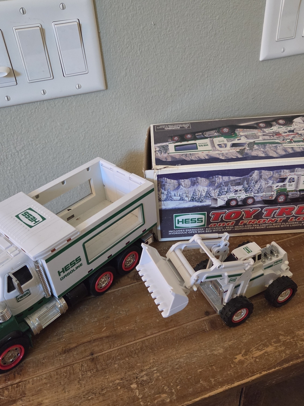 Hess Toy Truck and Loader Set 2008
#toys #collectible